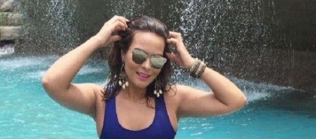 Geisy Arruda usa estampa de maiô divertida em parque aquático no interior de São Paulo Geisy Arruda usa estampa de maiô divertida em parque aquático no interior de São Paulo