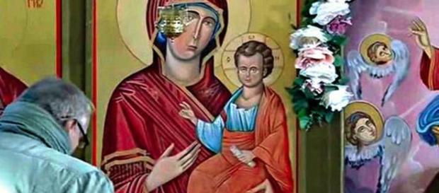 Padres e fiéis acreditam que as lágrimas são "um sinal de Deus". Na foto 2, veja a imagem ampliada das supostas lágrimas. (CEN) Padres e fiéis acreditam que as lágrimas são "um sinal de Deus". Na foto 2, veja a imagem ampliada das supostas lágrimas. (CEN)