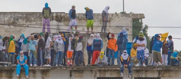 Rebelião chega ao fim em Piraquara com 5 mortos | Fábio Campana - com.br Rebelião chega ao fim em Piraquara com 5 mortos | Fábio Campana - com.br