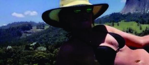 Zilu mostra corpo enxuto ao posar à beira da piscina: 'Obrigada Deus' Zilu mostra corpo enxuto ao posar à beira da piscina: 'Obrigada Deus'