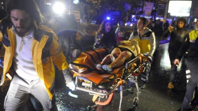 I soccorsi subito dopo la strage al Reina di Istanbul