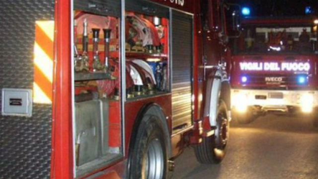 I vigili del fuoco sono intervenuti per domare le fiamme