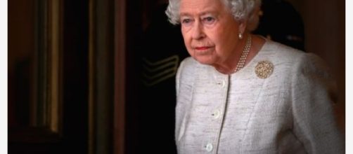 Regina Elisabetta passeggia e viene scambiata per un malintenzionato da una guardia