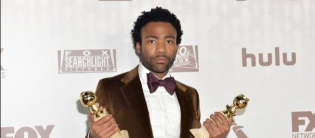Donald Glover com seus prêmios no Globo de Ouro pela série Atlanta. Créditos: RODIN ECKENROTH / GETTY IMAGES Donald Glover com seus prêmios no Globo de Ouro pela série Atlanta. Créditos: RODIN ECKENROTH / GETTY IMAGES