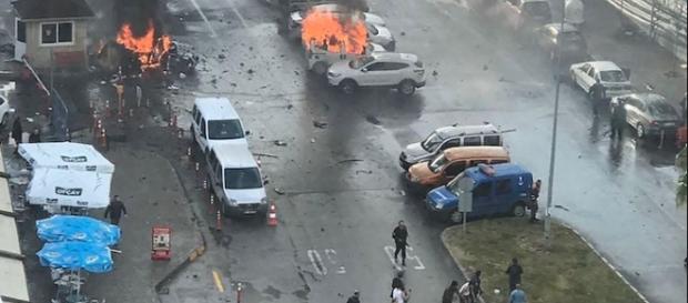 Esplosione dell'autobomba a Smirne, Turchia Esplosione dell'autobomba a Smirne, Turchia