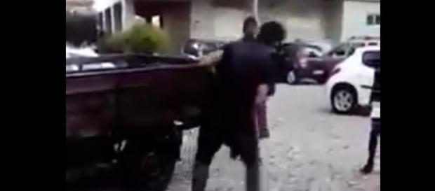 Rapaz agredido aos socos e pontapés na cabeça por um grupo de jovens Rapaz agredido aos socos e pontapés na cabeça por um grupo de jovens