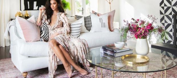 Shay Mitchell em sua sala de estar luxuosa Shay Mitchell em sua sala de estar luxuosa