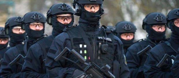 Was nützen die schönsten Uniformen, wenn einem die Gefährder entgleiten? (Fotoverantw./URG Suisse: Blasting.News Archiv) Was nützen die schönsten Uniformen, wenn einem die Gefährder entgleiten? (Fotoverantw./URG Suisse: Blasting.News Archiv)