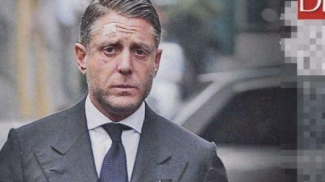 Lapo Elkann paparazzato al funerale di Franca Sozzani dopo lo scandalo