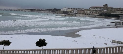 Il mare di Otranto e la spiaggia innevata.