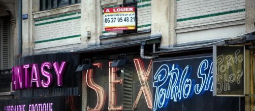 Una calle del barrio parisino de Pigalle, conocido por encontrarse allí el famoso Moulin Rouge, muchas sex-shops y demás tiendas de erotismo o sexo.
