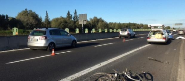 I resti della bicicletta sul luogo del tragico incidente mortale. I resti della bicicletta sul luogo del tragico incidente mortale.