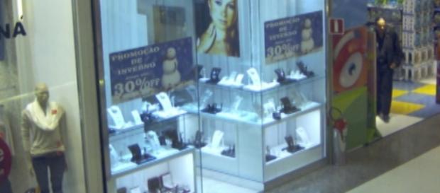 Imagens de câmara de shopping, mostram assalto a uma joalheria no Rio de Janeiro, que resultou na morte de um policial e um casal ferido Imagens de câmara de shopping, mostram assalto a uma joalheria no Rio de Janeiro, que resultou na morte de um policial e um casal ferido