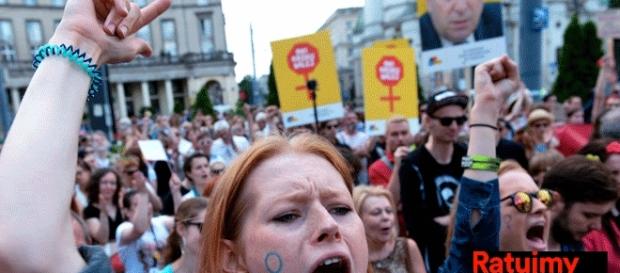 Le comité polonais Sauvons les femmes a été très largement actif dans les mouvements de protestation, notamment contre la loi sur l'avortement Le comité polonais Sauvons les femmes a été très largement actif dans les mouvements de protestation, notamment contre la loi sur l'avortement