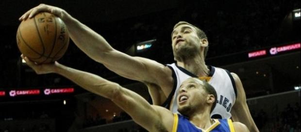 Marc Gasol le hace un "gorro" a Stephen Curry Marc Gasol le hace un "gorro" a Stephen Curry