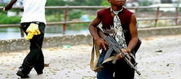 Menor de idade armado com fuzil Menor de idade armado com fuzil