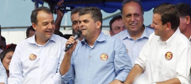 O jogo de poderes e favores e o bloco dos políticos que não pagam o salário dos servidores públicos O jogo de poderes e favores e o bloco dos políticos que não pagam o salário dos servidores públicos