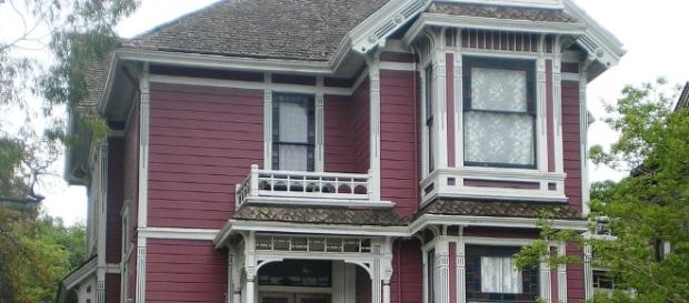 The witches of Charmed called this home https://commons.wikimedia.org/wiki/File%3AHouse_at_1329_Carroll_Ave.%2C_Los_Angeles_(Charmed_House).JPG The witches of Charmed called this home https://commons.wikimedia.org/wiki/File%3AHouse_at_1329_Carroll_Ave.%2C_Los_Angeles_(Charmed_House).JPG