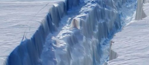 Crack Splitting Antarctica Grows At Accelerated Rate. Photo: Blasting News Library - ufoholic.com