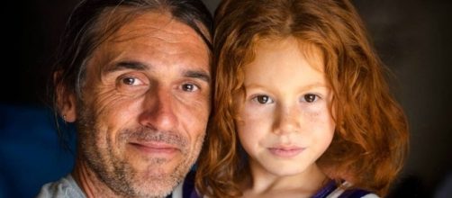 Il fotografo Charley Fazio e una bambina di Kilis