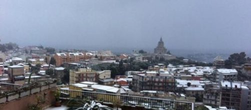 Italia al gelo, la neve imbianca il Sud: disagi per i trasporti