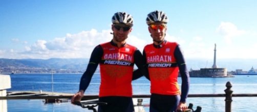 Vincenzo e Antonio Nibali con la maglia del Team Bahrain Merida.