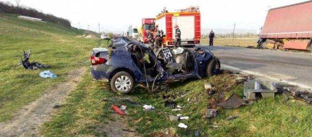 ACCIDENT CUMPLIT. Un tânăr de 18 a MURIT după ce s-a izbit de două ... - reporterntv.ro ACCIDENT CUMPLIT. Un tânăr de 18 a MURIT după ce s-a izbit de două ... - reporterntv.ro