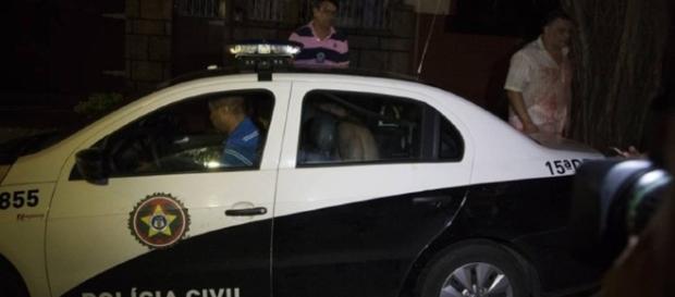 As rajadas de tiros assustaram os moradores da região. As rajadas de tiros assustaram os moradores da região.