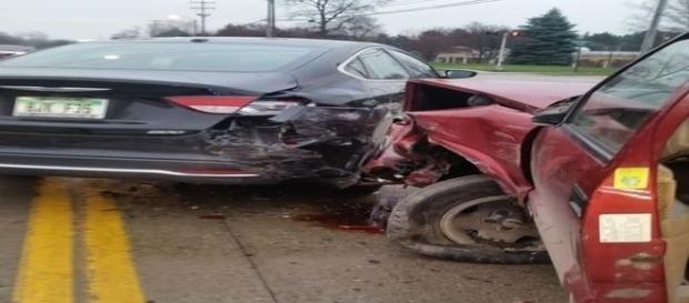 Craig, que dirigia o carro vermelho, bateu em sete automóveis. Agora, ele culpa o 'tinhoso' pelo acidente (Courtesy of Crystal Hensley) Craig, que dirigia o carro vermelho, bateu em sete automóveis. Agora, ele culpa o 'tinhoso' pelo acidente (Courtesy of Crystal Hensley)