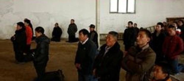 Cristãos chineses são espancados Cristãos chineses são espancados