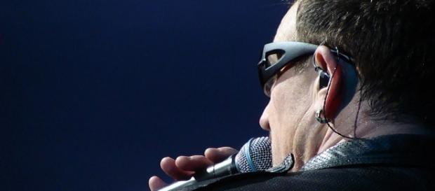 Il cantante Bono, frontman degli U2 Il cantante Bono, frontman degli U2