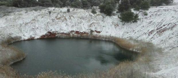 Il lago di bauxite innevato a Otranto. Il lago di bauxite innevato a Otranto.