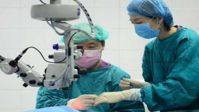 Fotografia di un operazione da parte di un team di medici