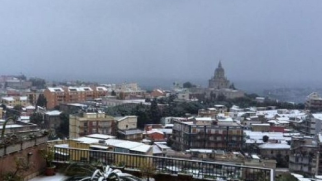 Italia al gelo, la neve imbianca il Sud: disagi per i trasporti