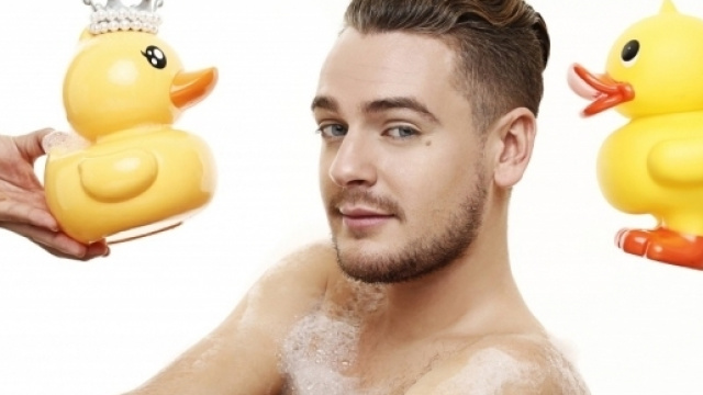 Jeremstar dans sa fameuse baignoire !