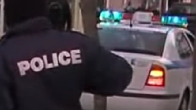 Polizia greca impegnata in un intervento