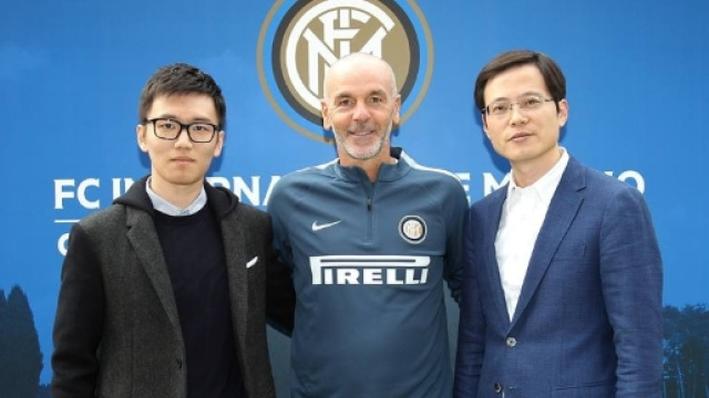 Stefano Pioli in mezzo ai dirigenti nerazzurri