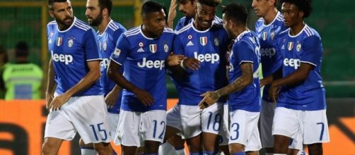 Calciatori della Juventus festeggiano dopo un gol