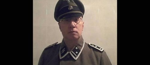 Foto con divisa da SS su Facebook: comandante della polizia locale finisce nella bufera.