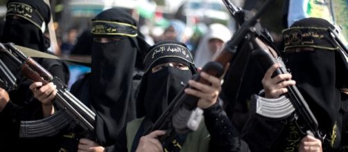 Un gruppo di donne combattenti dello Stato Islamico