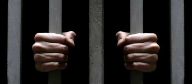 Detenuto si cuce la bocca in segno di protesta. Detenuto si cuce la bocca in segno di protesta.