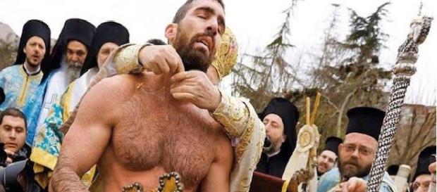 Nikolas Solis recebe a bênção do Patriarca Ecumênico Bartolomeu, após recuperar a Cruz Ortodoxa Nikolas Solis recebe a bênção do Patriarca Ecumênico Bartolomeu, após recuperar a Cruz Ortodoxa