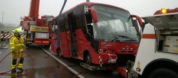O ônibus ficou parcialmente destruído O ônibus ficou parcialmente destruído