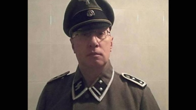 Foto con divisa da SS su Facebook: comandante della polizia locale finisce nella bufera.
