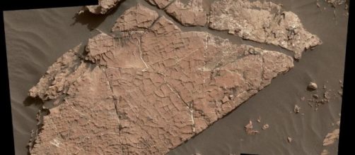 NASA's Curiosity finds new water evidence in possible cracked mud ... - aivanet.com