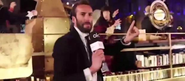 Álvaro Ojeda ante la carroza que él creía de Cristóbal Colón, cuando en realidad era de Copérnico. Álvaro Ojeda ante la carroza que él creía de Cristóbal Colón, cuando en realidad era de Copérnico.