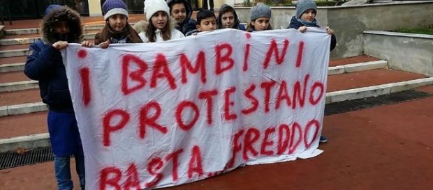 Bambini della scuola materna e ragazzi costretti a fare lezione al freddo nelle aule Bambini della scuola materna e ragazzi costretti a fare lezione al freddo nelle aule