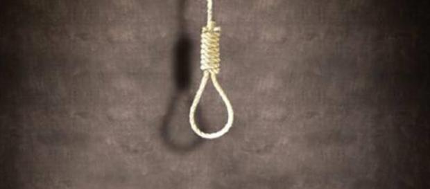 Catania, 14enne si suicida in camera: non accettava la separazione dei genitori Catania, 14enne si suicida in camera: non accettava la separazione dei genitori