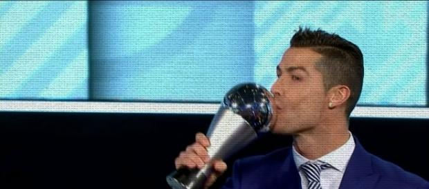 Cristiano Ronaldo besando el premio The Best Cristiano Ronaldo besando el premio The Best