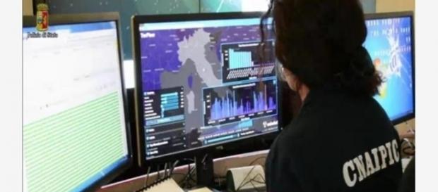 Due gli Hacker arrestati dalla Polizia Postale di Roma: spiavano politici e la finanza italiana. Due gli Hacker arrestati dalla Polizia Postale di Roma: spiavano politici e la finanza italiana.